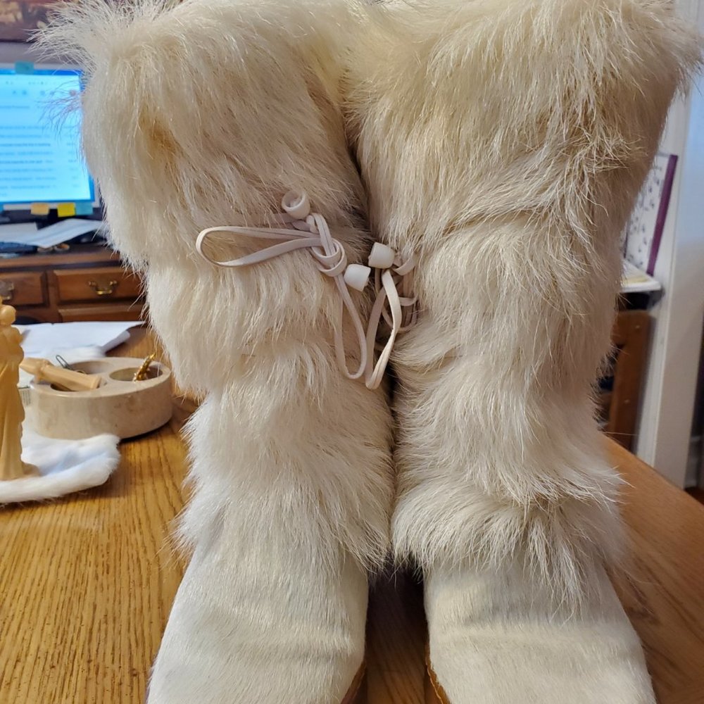 WINNA ITALIAN Size 7.5 White FUR BOOTS